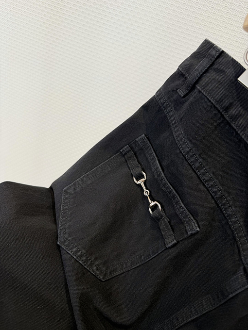 グッチ ホースビットディテールとパテントレザーラベルが付いたストレートレッグジーンズ