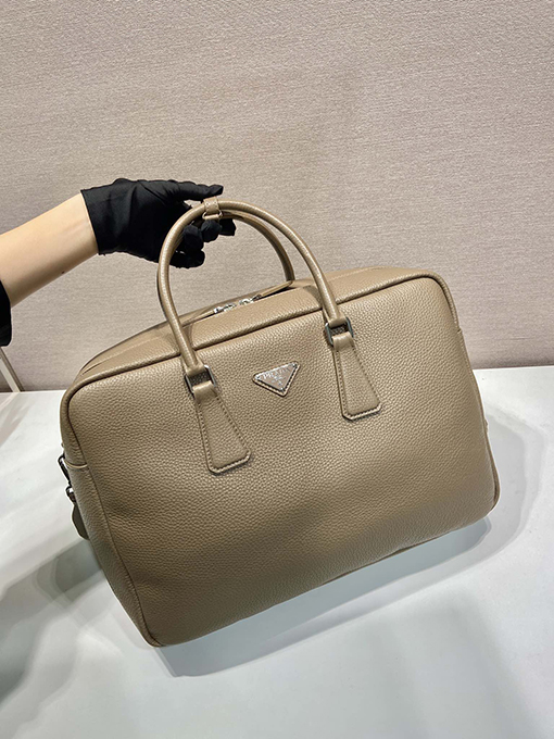 プラダ 新しいブリーフケース