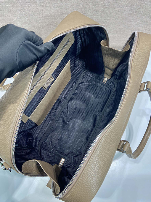 プラダ 新しいブリーフケース