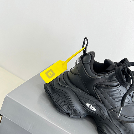 バレンシアガ Balenciaga ランウェイスタイルのオーバーサイズレトロ機能シューズ