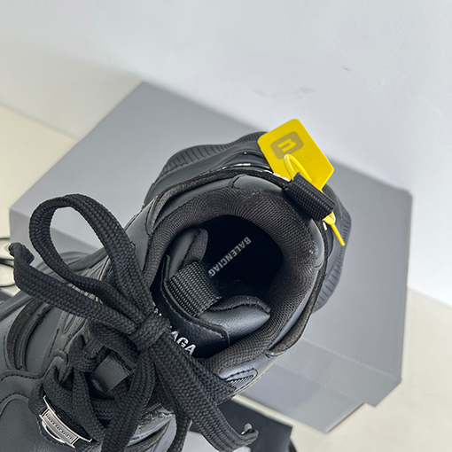 バレンシアガ Balenciaga ランウェイスタイルのオーバーサイズレトロ機能シューズ