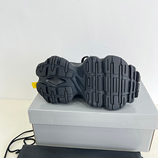 バレンシアガ Balenciaga ランウェイスタイルのオーバーサイズレトロ機能シューズ