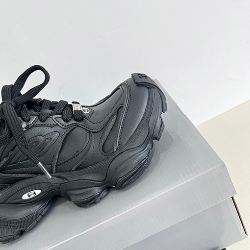 バレンシアガ Balenciaga ランウェイスタイルのオーバーサイズレトロ機能シューズ