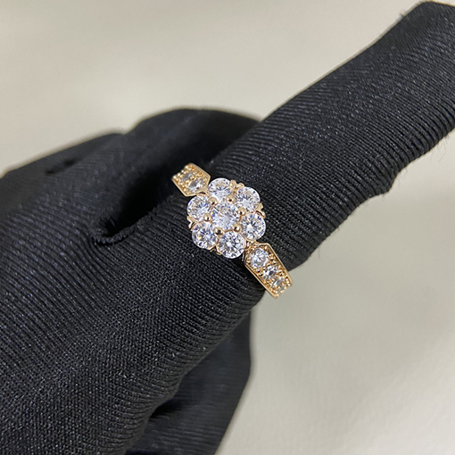 ヴァン クリーフ＆アーペル ダイヤモンドをちりばめたフラワーリング