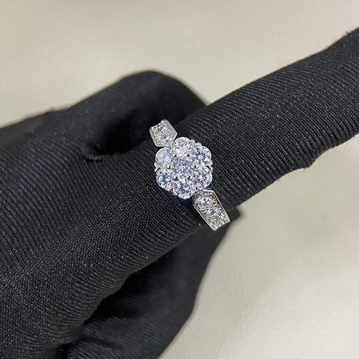 ヴァン クリーフ＆アーペル ダイヤモンドをちりばめたフラワーリング