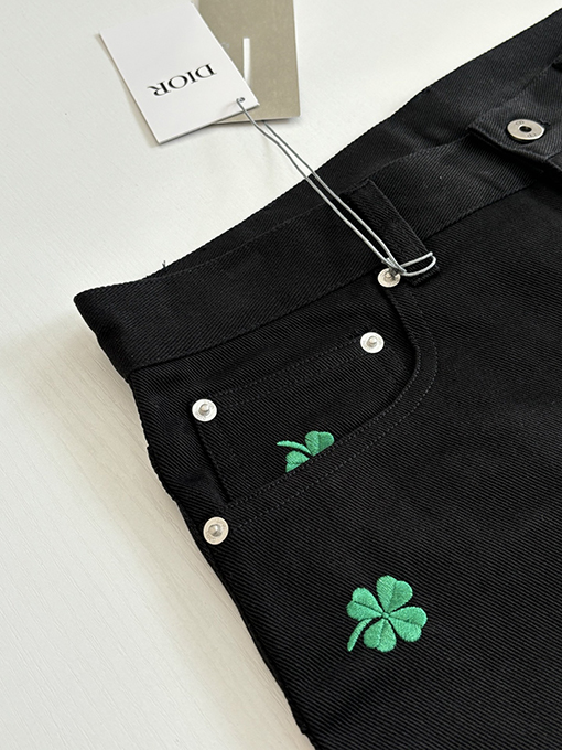 ディオール 四つ葉の刺繍入りコットンジーンズ