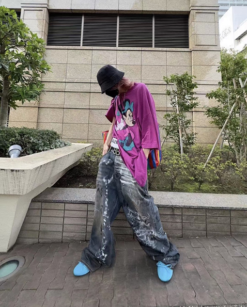 バレンシアガ 手描きのグラフィティとウォッシュをしたダメージのルーズフィットジーンズ