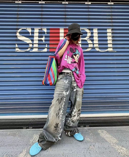 バレンシアガ 手描きのグラフィティとウォッシュをしたダメージのルーズフィットジーンズ