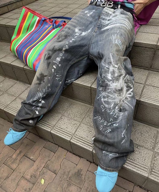 バレンシアガ 手描きのグラフィティとウォッシュをしたダメージのルーズフィットジーンズ