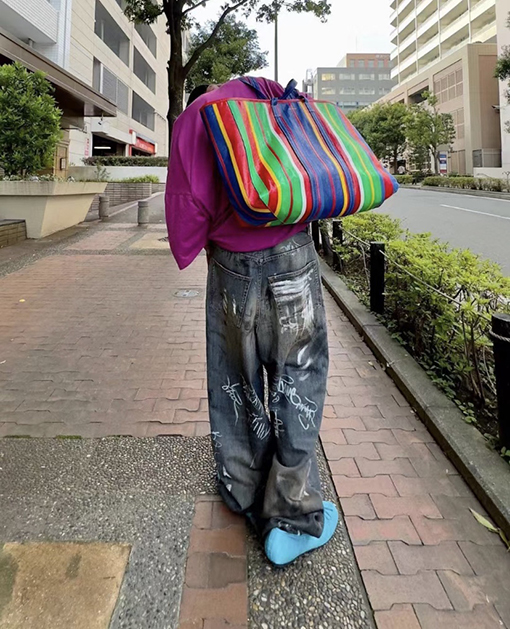 バレンシアガ 手描きのグラフィティとウォッシュをしたダメージのルーズフィットジーンズ