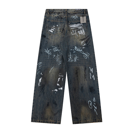 バレンシアガ 手描きのグラフィティとウォッシュをしたダメージのルーズフィットジーンズ