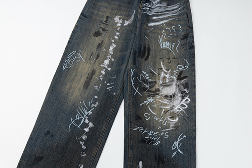 バレンシアガ 手描きのグラフィティとウォッシュをしたダメージのルーズフィットジーンズ