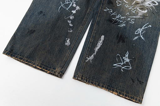 バレンシアガ 手描きのグラフィティとウォッシュをしたダメージのルーズフィットジーンズ