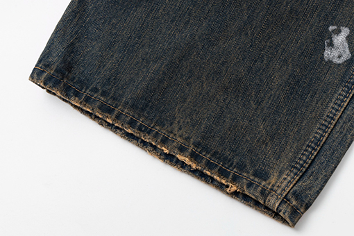 バレンシアガ 手描きのグラフィティとウォッシュをしたダメージのルーズフィットジーンズ