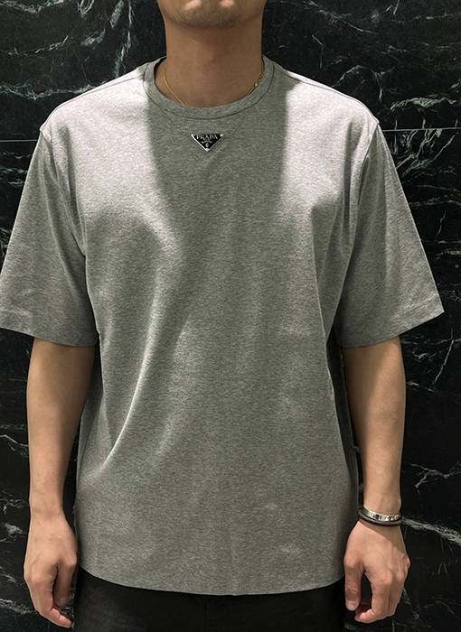 プラダ アイアントライアングルロゴ 半袖Tシャツ