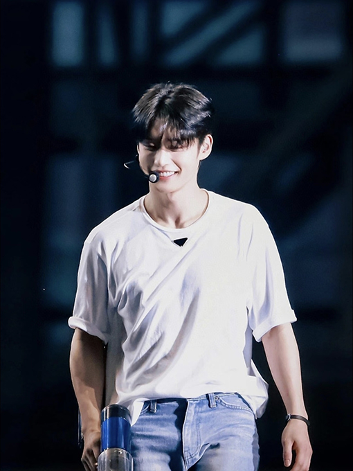 プラダ アイアントライアングルロゴ 半袖Tシャツ