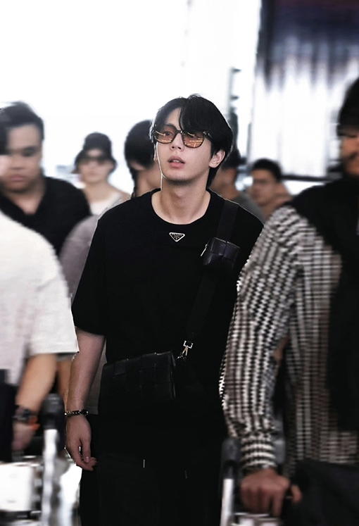 プラダ アイアントライアングルロゴ 半袖Tシャツ