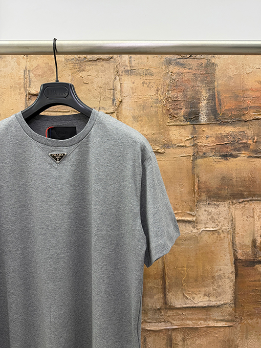 プラダ アイアントライアングルロゴ 半袖Tシャツ