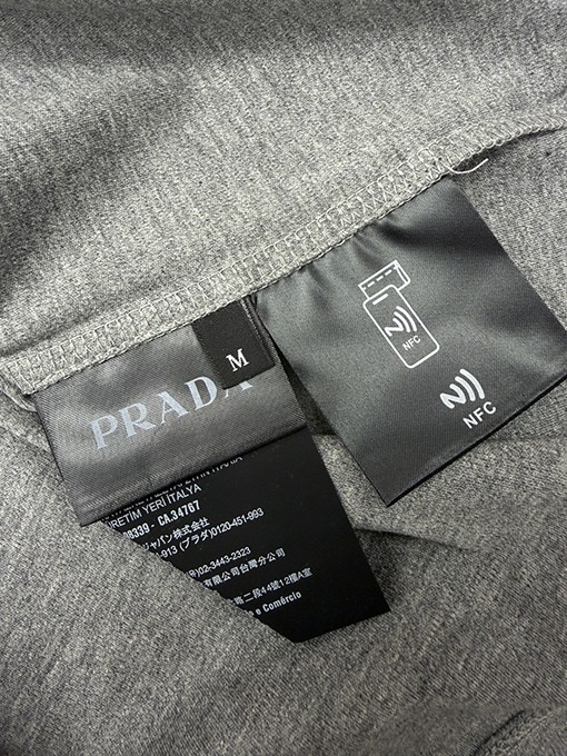 プラダ アイアントライアングルロゴ 半袖Tシャツ