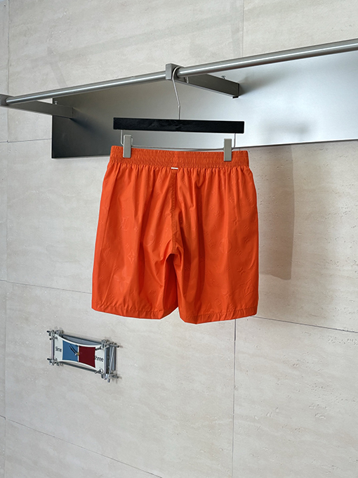 ルイヴィトンコピー 全面にプリントされたクラシックなエンボスパターンのビーチショーツ