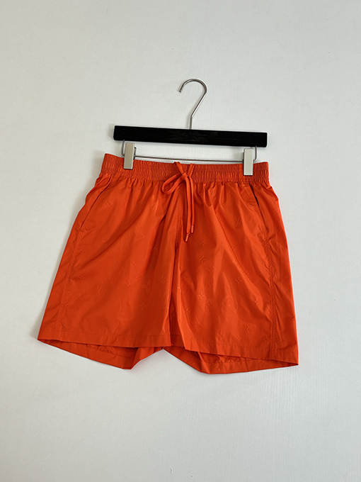 ルイヴィトンコピー 全面にプリントされたクラシックなエンボスパターンのビーチショーツ