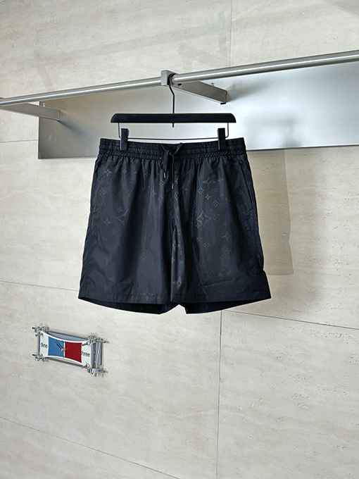 ルイヴィトンコピー 全面にプリントされたクラシックなエンボスパターンのビーチショーツ