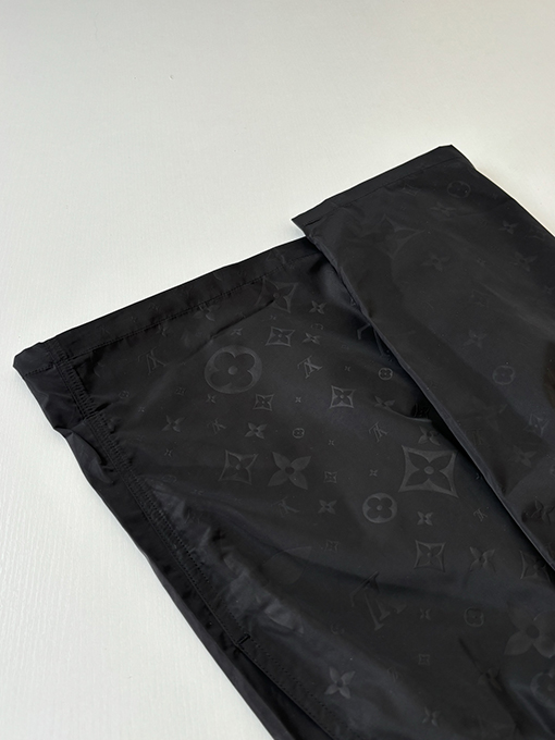 ルイヴィトンコピー 全面にプリントされたクラシックなエンボスパターンのビーチショーツ