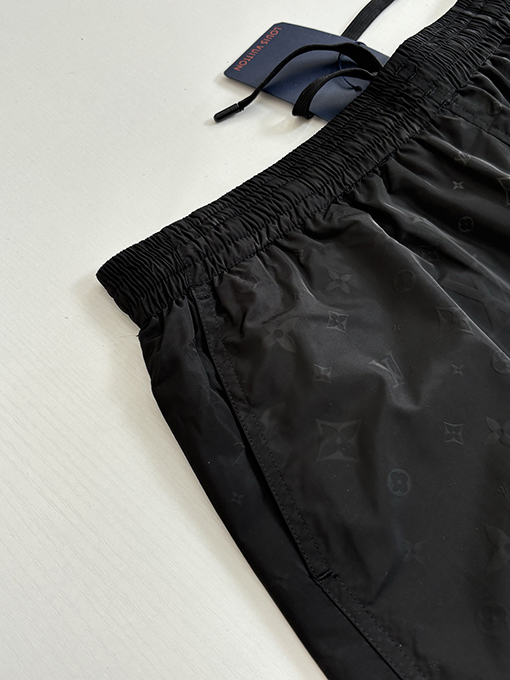 ルイヴィトンコピー 全面にプリントされたクラシックなエンボスパターンのビーチショーツ