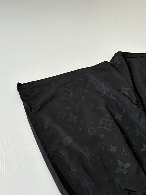 ルイヴィトンコピー 全面にプリントされたクラシックなエンボスパターンのビーチショーツ