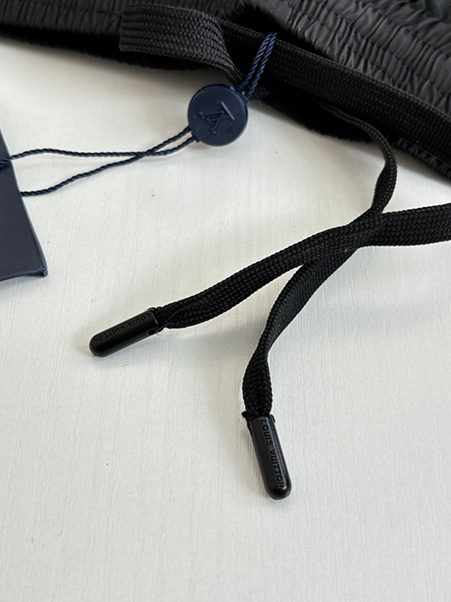 ルイヴィトンコピー 全面にプリントされたクラシックなエンボスパターンのビーチショーツ