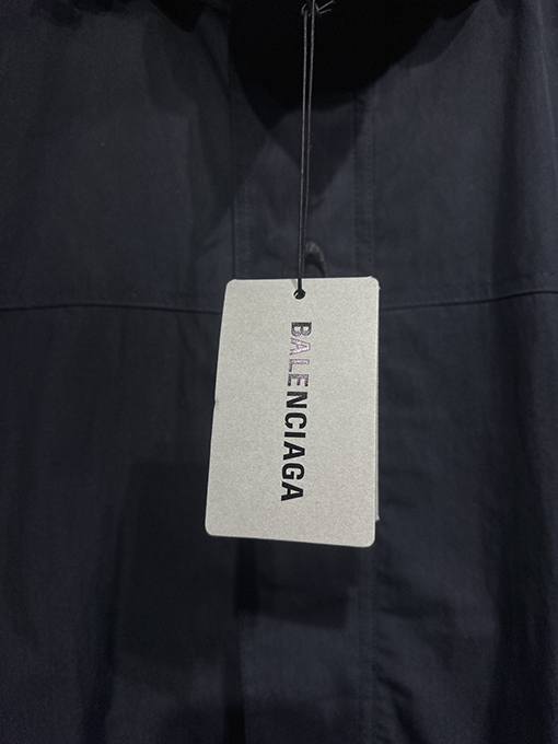 バレンシアガ Balenciaga 手描きのスプレーペイント刺繍りフード付きウィンドブレーカー