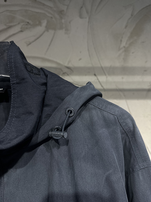 バレンシアガ Balenciaga 手描きのスプレーペイント刺繍りフード付きウィンドブレーカー