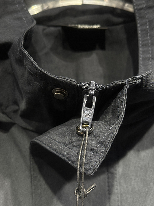 バレンシアガ Balenciaga 手描きのスプレーペイント刺繍りフード付きウィンドブレーカー