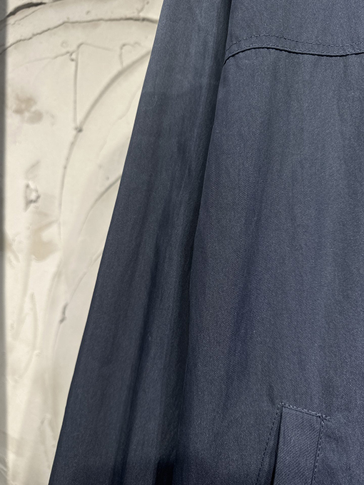 バレンシアガ Balenciaga 手描きのスプレーペイント刺繍りフード付きウィンドブレーカー