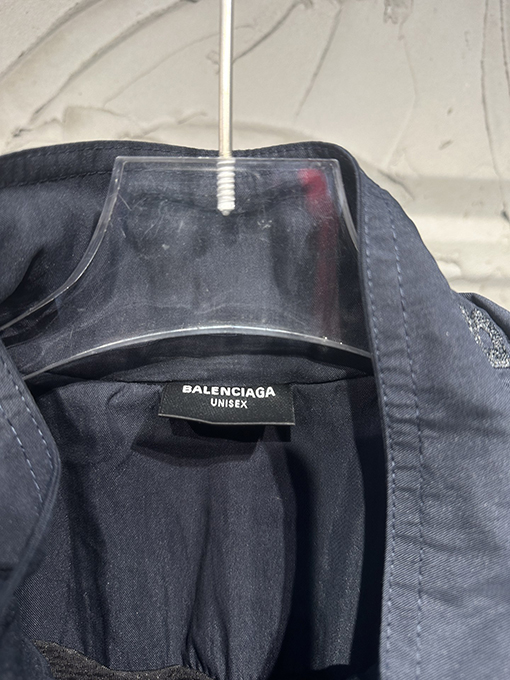 バレンシアガ Balenciaga 手描きのスプレーペイント刺繍りフード付きウィンドブレーカー