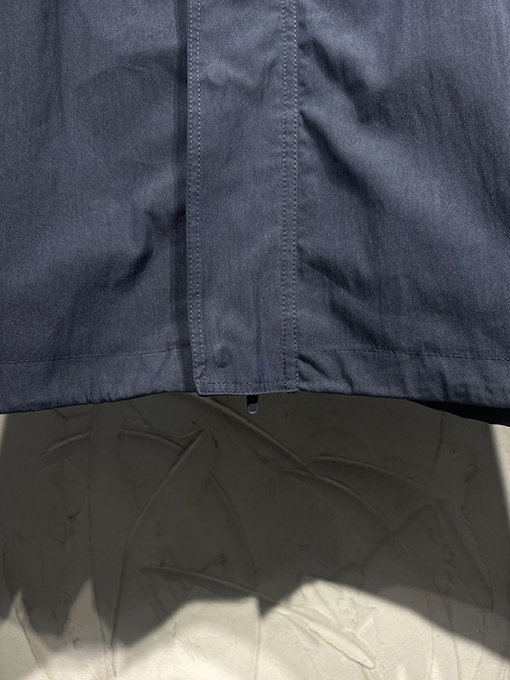 バレンシアガ Balenciaga 手描きのスプレーペイント刺繍りフード付きウィンドブレーカー