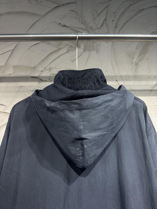 バレンシアガ Balenciaga 手描きのスプレーペイント刺繍りフード付きウィンドブレーカー