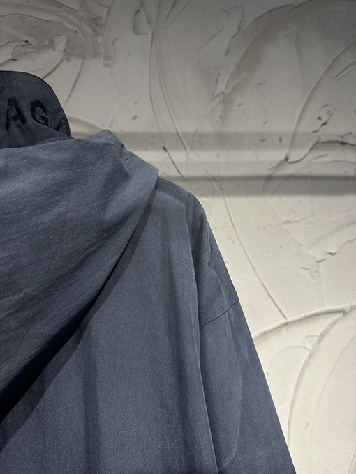 バレンシアガ Balenciaga 手描きのスプレーペイント刺繍りフード付きウィンドブレーカー