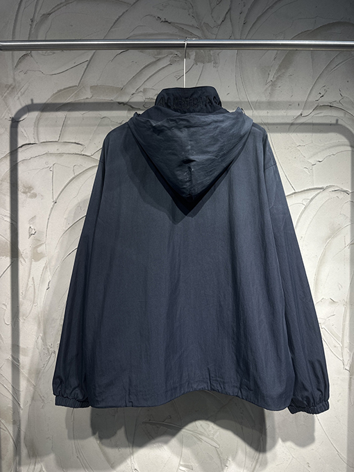 バレンシアガ Balenciaga 手描きのスプレーペイント刺繍りフード付きウィンドブレーカー