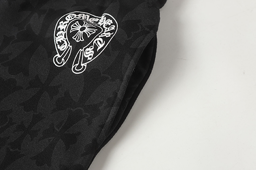 クロムハーツ ダークな模様のサンスクリット文字プリントのズボン