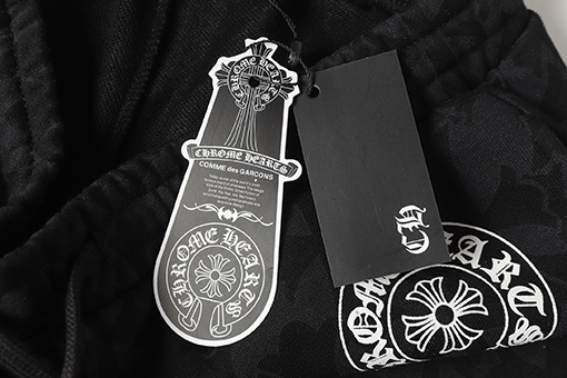 クロムハーツ ダークな模様のサンスクリット文字プリントのズボン