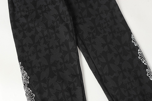 クロムハーツ ダークな模様のサンスクリット文字プリントのズボン