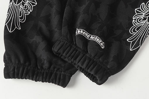 クロムハーツ ダークな模様のサンスクリット文字プリントのズボン