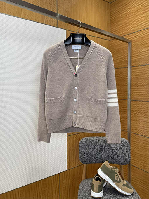 トムブラウンスーパーコピー 4本ストライプのVネックボタンダウンカーディガン