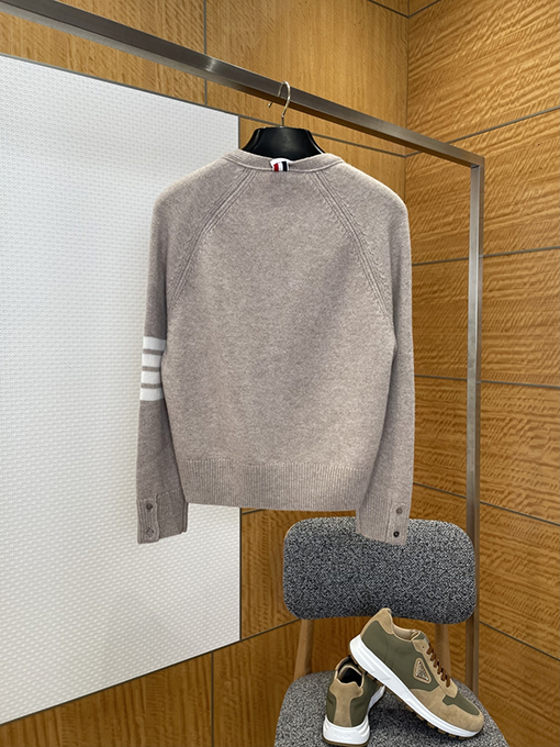 トムブラウンスーパーコピー 4本ストライプのVネックボタンダウンカーディガン