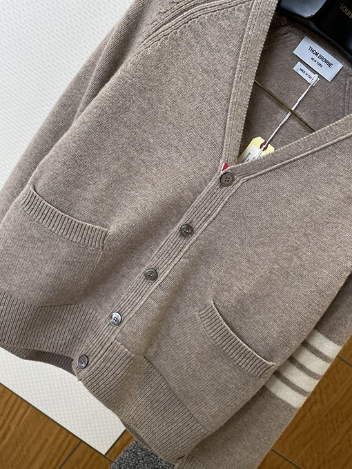 トムブラウンスーパーコピー 4本ストライプのVネックボタンダウンカーディガン