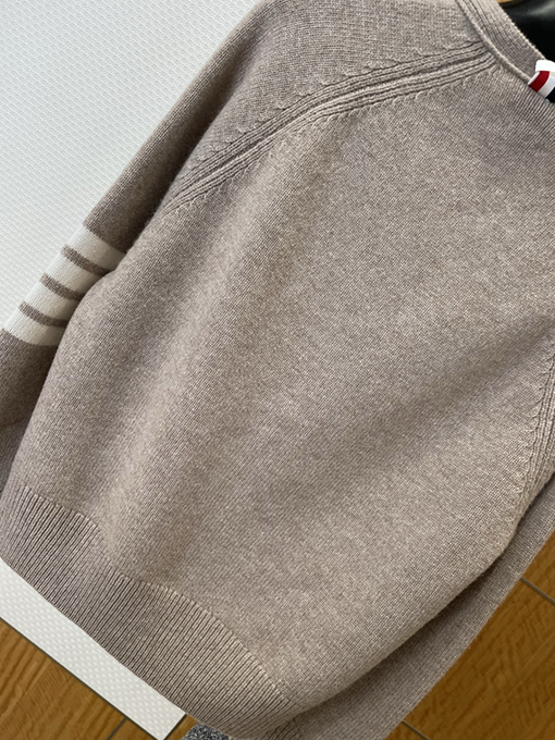 トムブラウンスーパーコピー 4本ストライプのVネックボタンダウンカーディガン