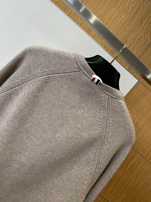 トムブラウンスーパーコピー 4本ストライプのVネックボタンダウンカーディガン