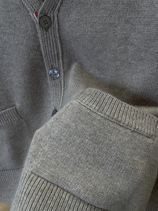 トムブラウンスーパーコピー 4本ストライプのVネックボタンダウンカーディガン