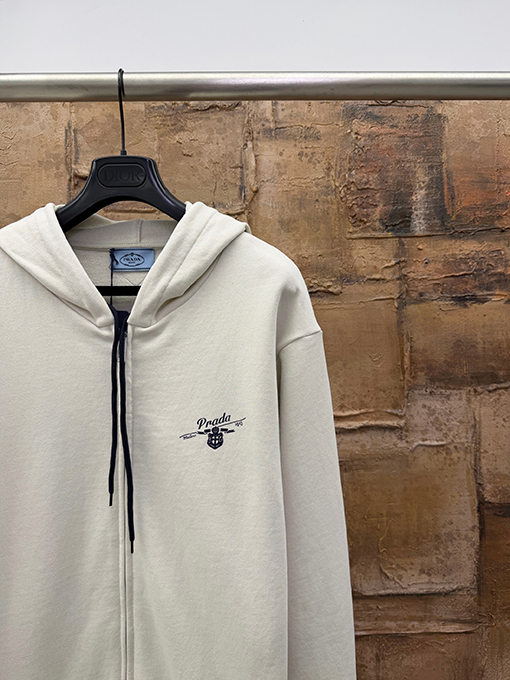 プラダ レトロなプレッピースタイルのジップアップスウェットシャツジャケット